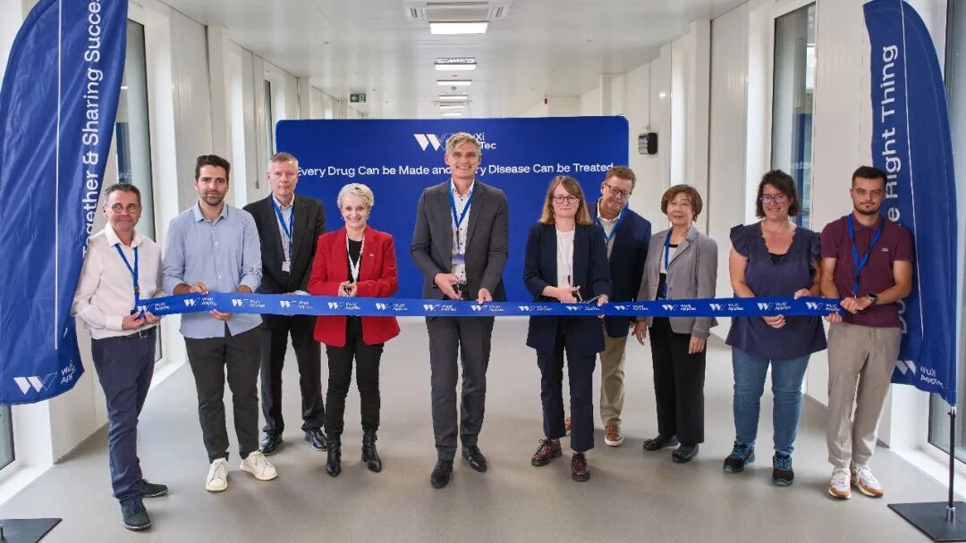 Inauguration of WuXi AppTec's Couvet spray drying facility: State Councillor Florence Nater (center), Site Head Jamie Andrews (left) and Commune President Sarah Fuchs-Rota cut the ribbon