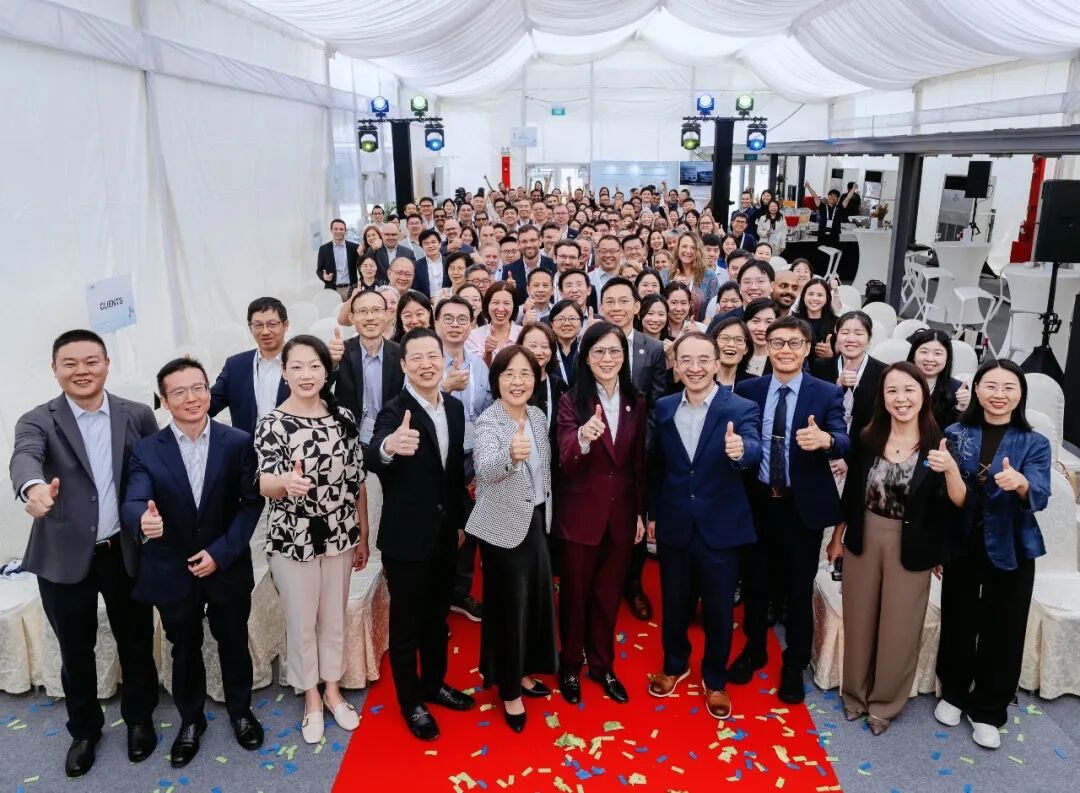 与会嘉宾参观新加坡基地并合影留念
